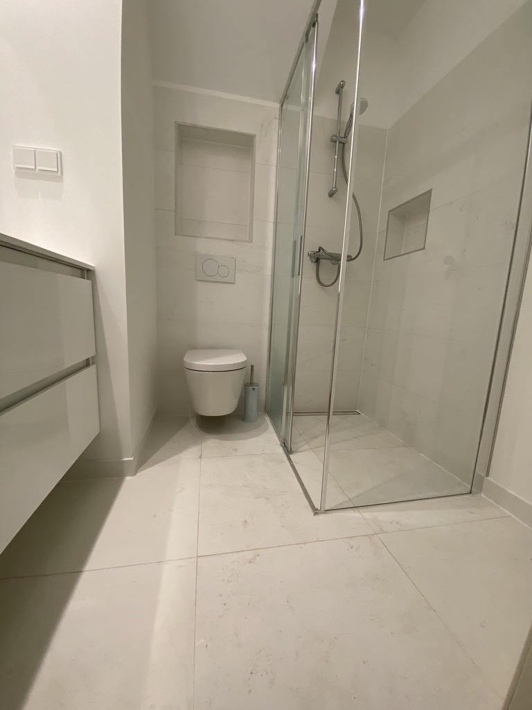Afgeronde badkamer en toilet